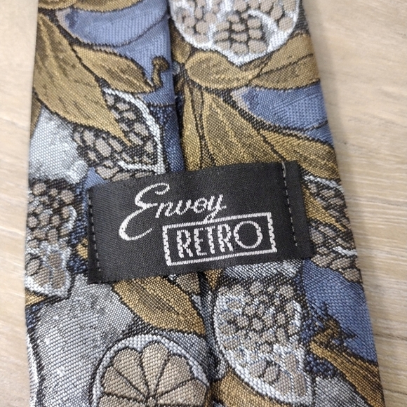 Envoy Retro men's tie with citrus and pomegranate novelty pattern - Picture 6 of 8